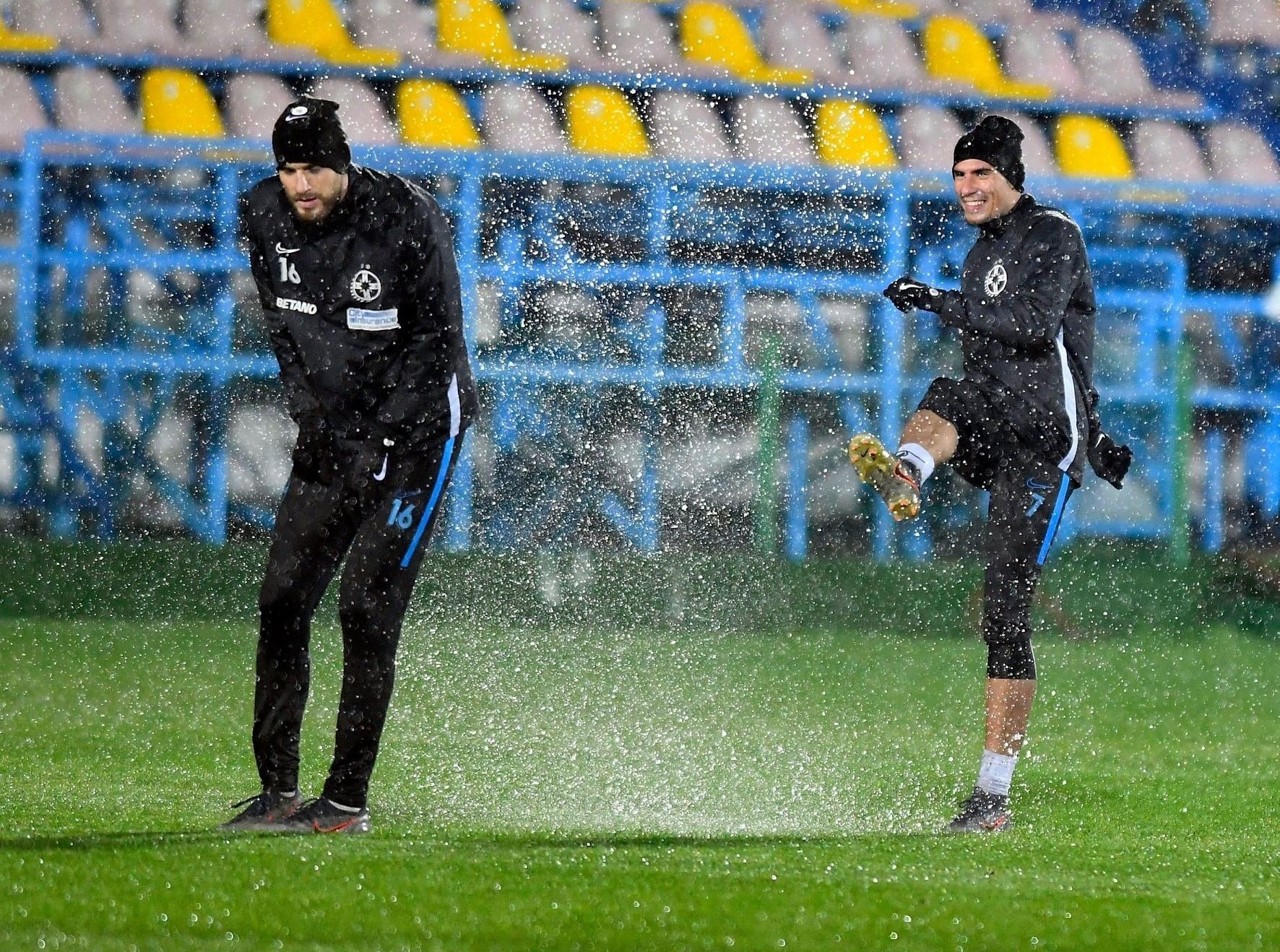 Vintilă și-a lăsat jucătorii în ploaie! Când se poate disputa meciul Voluntari – FCSB
