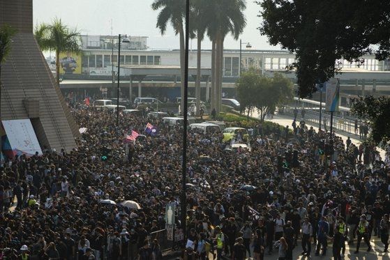 Hong Kong: Zeci de mii de protestatari în negru, în marș pentru drepturile omului 