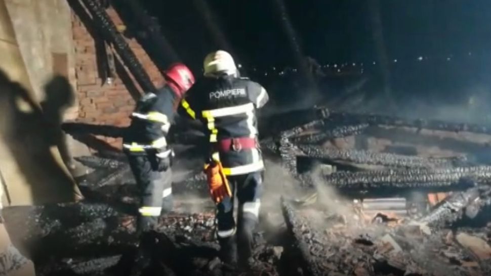 Incendiu devastator, la Curtici. Acoperişul unei clădiri CFR a ars ca o torţă