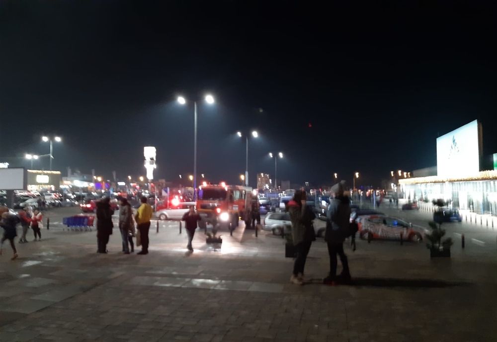 Panică la un mall din Sibiu. Clienţii s-au autoevacuat, după un incendiu la fast-food