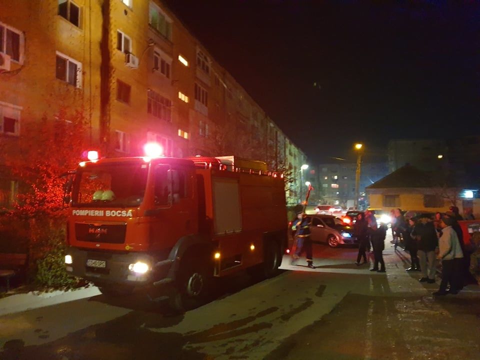 INCENDIU VIOLENT, în jud. Caraș-Severin. Deșeurile rămase după reabilitatea blocurilor au luat foc