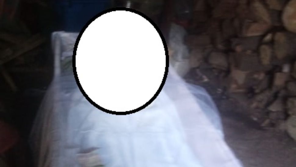 Decedați ținuți de preot în magazia de lemne pentru că erau „săraci”