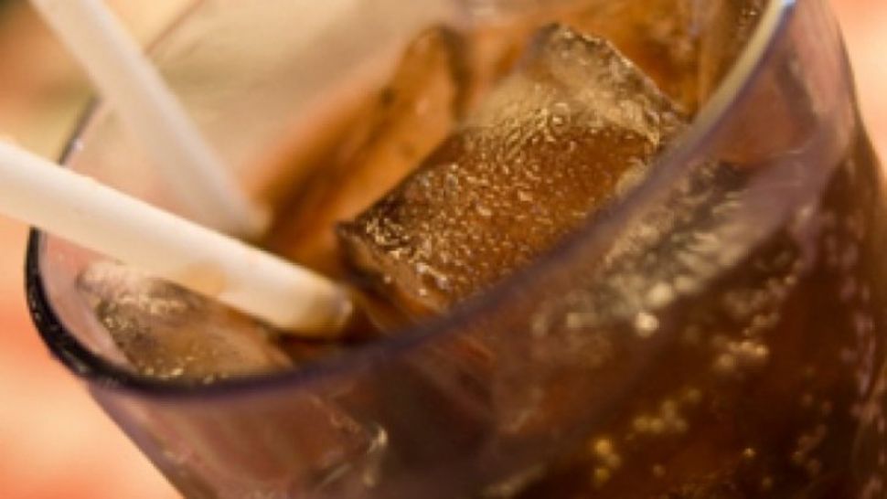 Otrava din pahar pe care toţi o consumăm. Ne distruge oasele şi dinţii! 