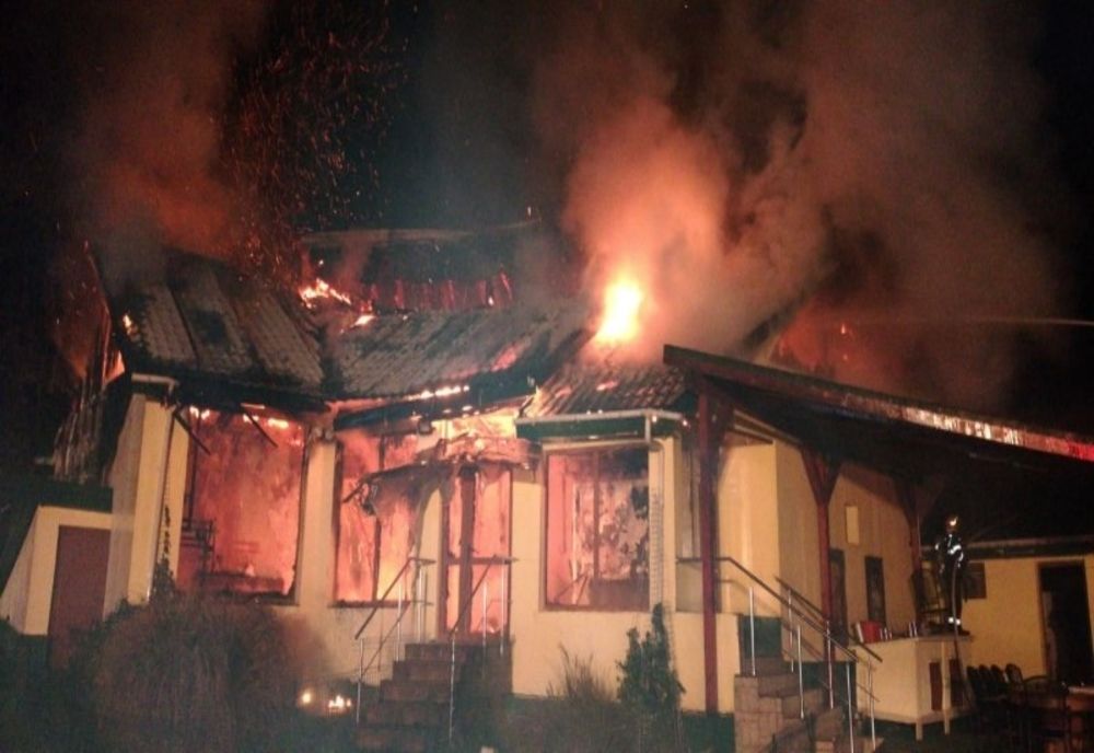 Incendiu violent, în jud. Timiș: o casă a ars ca o torță! Pompierii merg pe o pistă șocantă