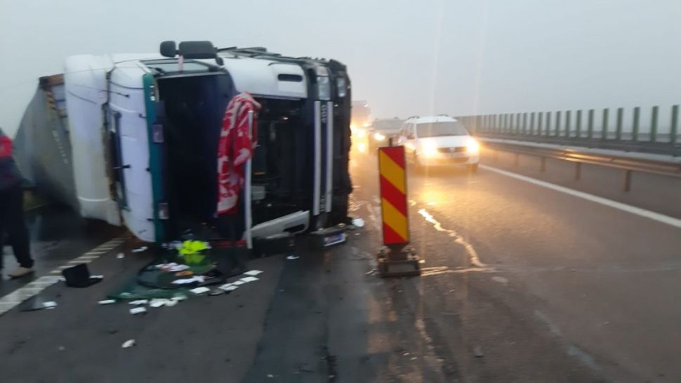 Tir răsturnat pe A2. Circulația este blocată pe Autostrada Soarelui 