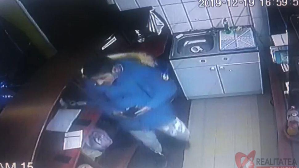 VIDEO Cum să dispari cu sertarul de bani într-o clipită!