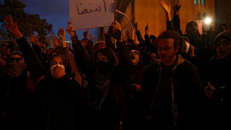 Forțele de ordine din Iran au tras cu muniție de război în protestatari