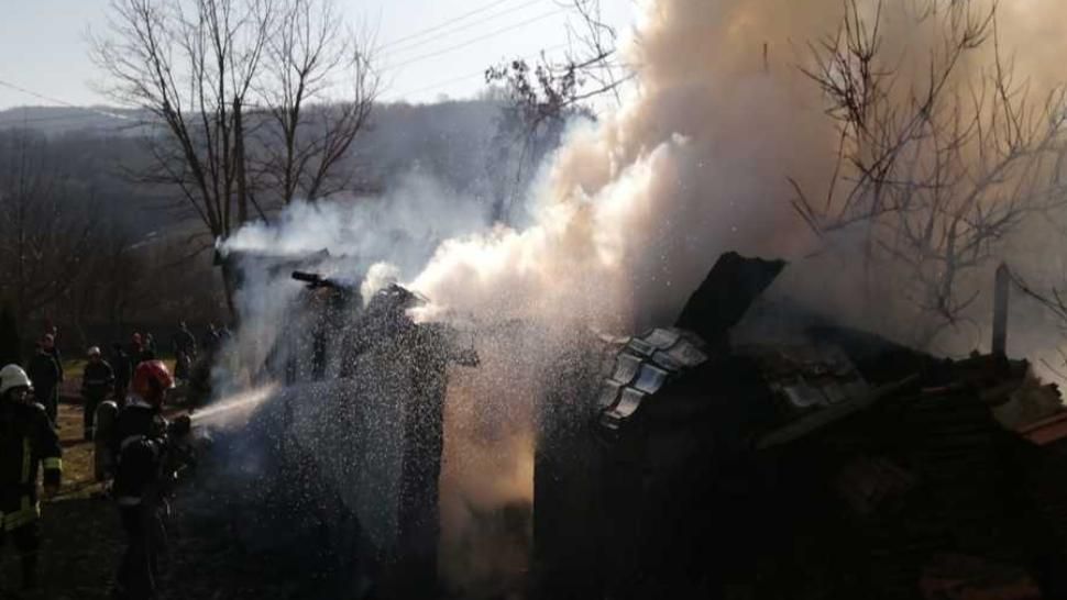  Casă mistuită de flăcări din cauza unui cazan de făcut rachiu – VIDEO