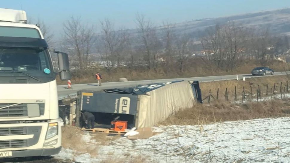 Sibiu: Un TIR răsturnat în urma unei tamponări, ridicat de o macara