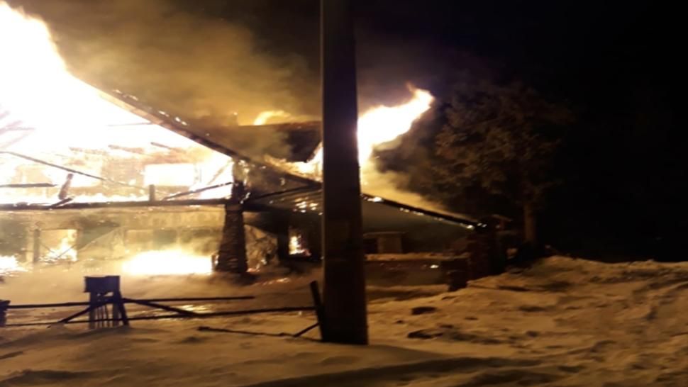 Cabană turistică cuprinsă de flăcări în Munții Sebeșului. 10 persoane au scăpat printr-o minune