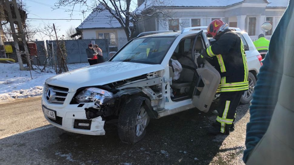 Accident grav, în jud. Bistrița-Năsăud: microbuz de persoane, spulberat