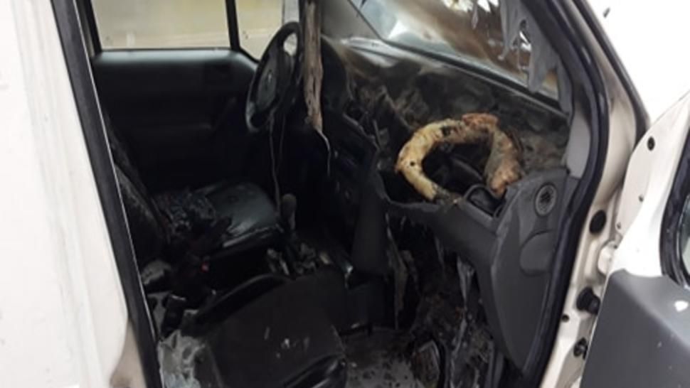 Panică în Suceava: dubiță cuprinsă de flăcări, în mers