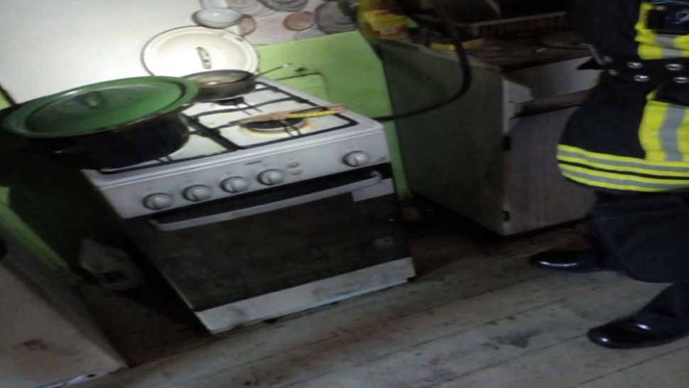 Un bărbat a încercat să gătească. Consecință: au venit o autospecială de stingere, ambulanța și SMURD