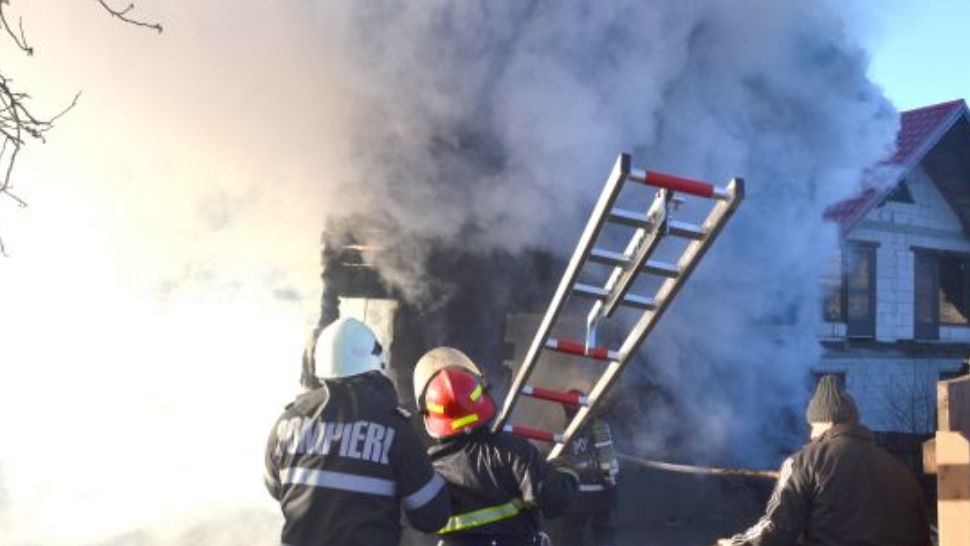 Un bărbat din Teleorman a suferit arsuri de gradul I la nivelul feței încercând să-și salveze casa de flăcări