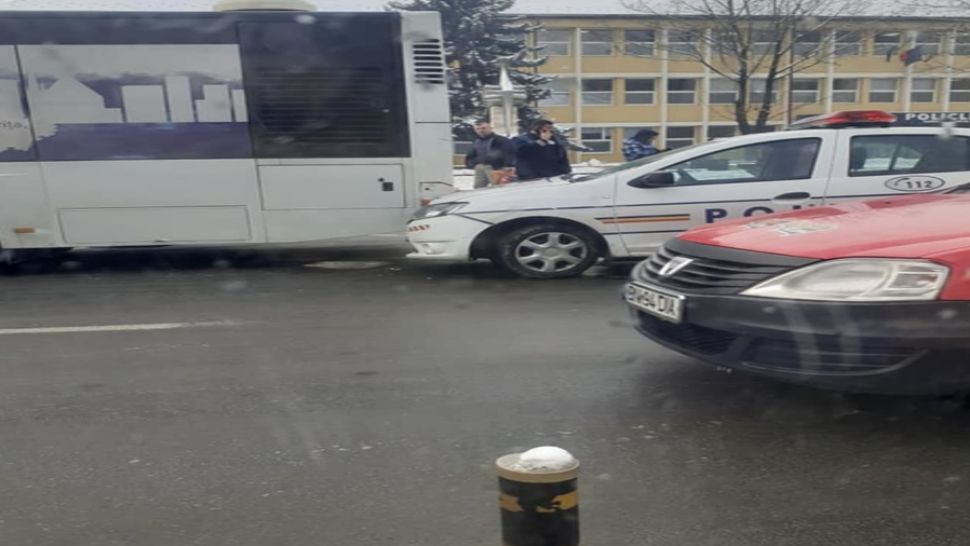 O autospecială de poliție a intrat într-un autobuz! Vinovat este polițistul