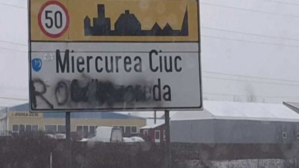 Bărbat cercetat pentru distrugerea indicatoarelor rutiere în limba maghiară