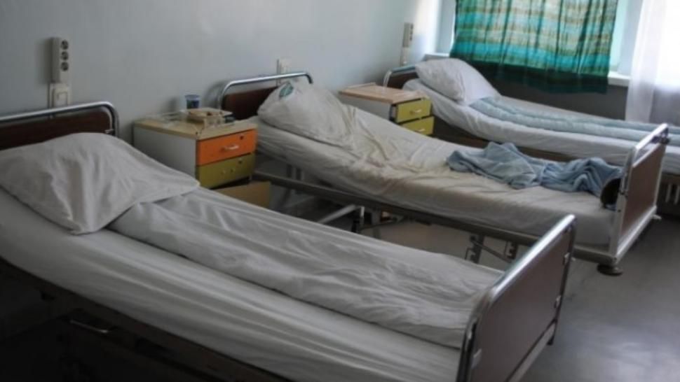 Revoltător! Bărbat târat pe hol și dat afară CU MĂTURA dintr-un spital din România 