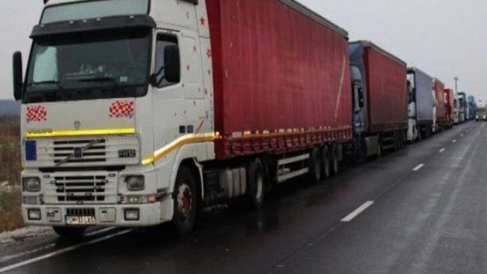 Cod roșu la vama Petea! Zeci de tiruri așteaptă în coloană să tranziteze frontiera către Ungaria