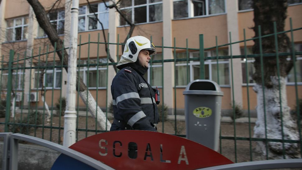 Școală EVACUATĂ, în București! Elevii acuză dureri de cap, din cauza unui GAZ TOXIC, după dezinsecție