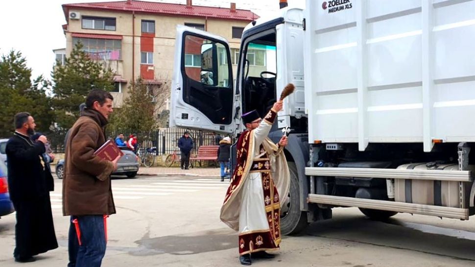 Sfințirea unei mașini de gunoi în comuna Lumina, jud. Constanța