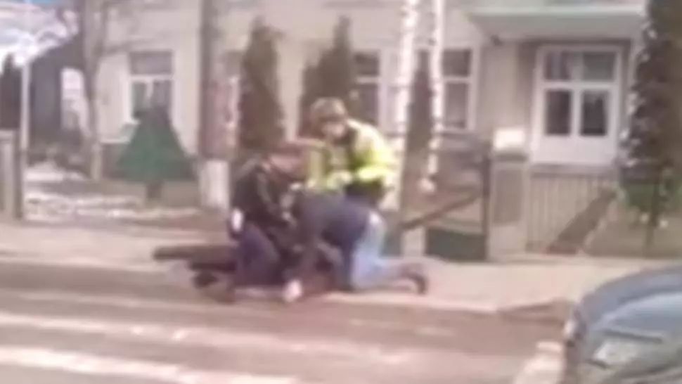 Scandal cu focuri de armă în fața unui liceu