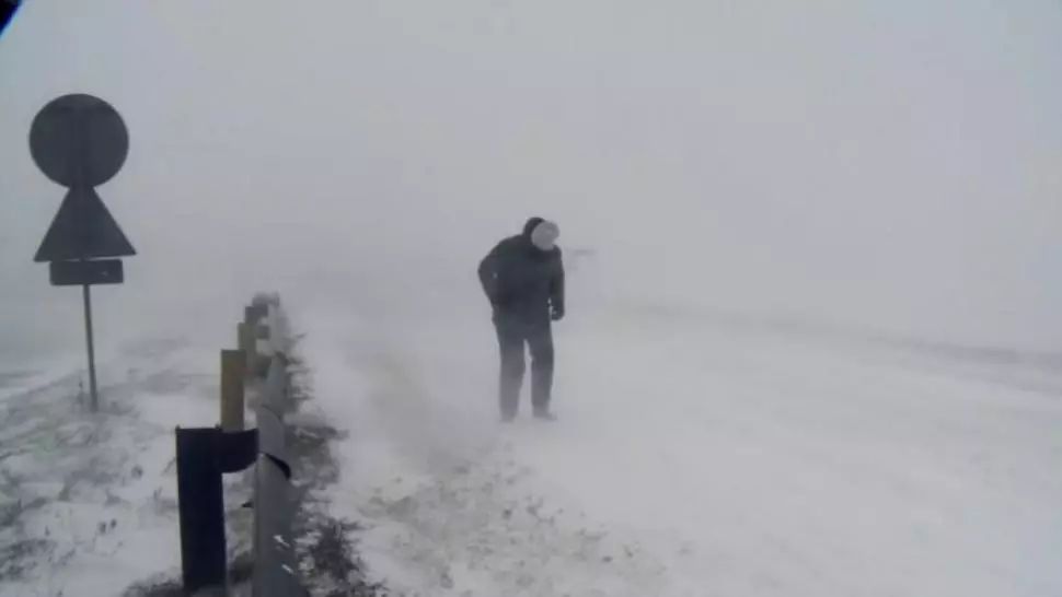 Viscolul și zăpada au blocat zeci de drumuri. Situația pe județe