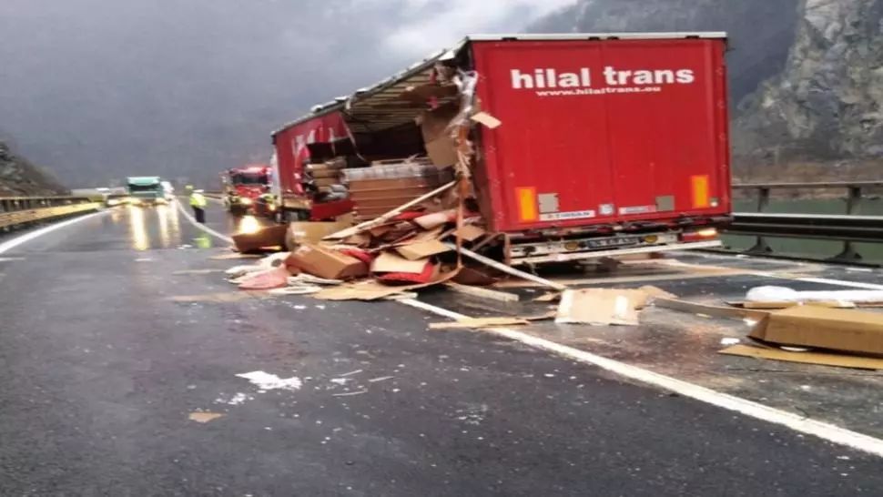 Accident cumplit pe Valea Oltului! Șoferul a rămas încarcerat