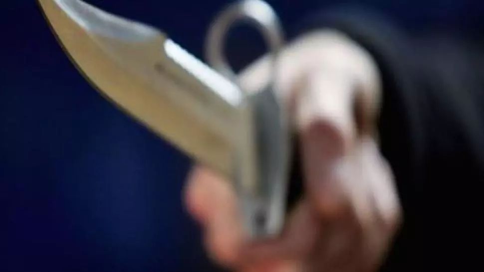 Incident șocant la Gura Vitioarei! O adolescentă a fost înjunghiată de fostul iubit