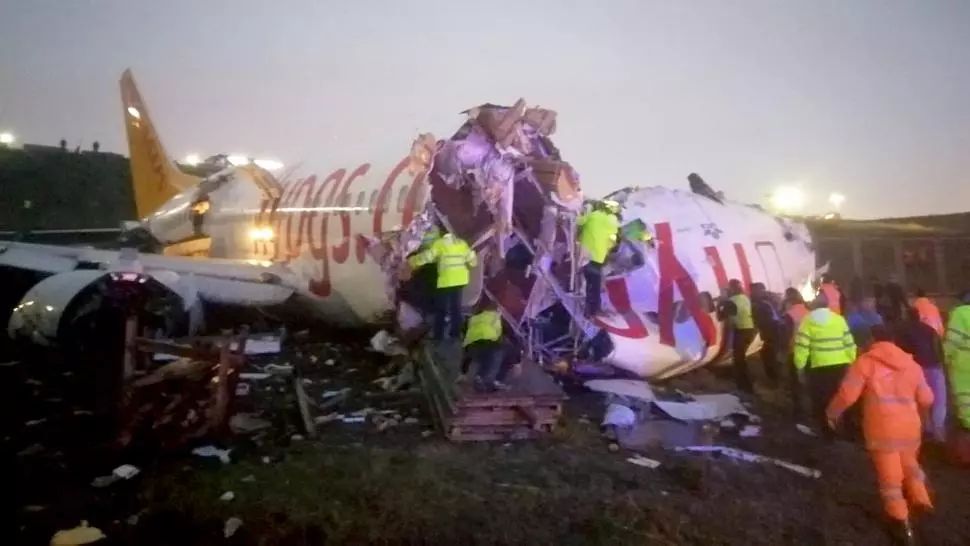 VIDEO Un mort şi 157 de răniți după ce un avion s-a rupt în două la aterizare în Turcia