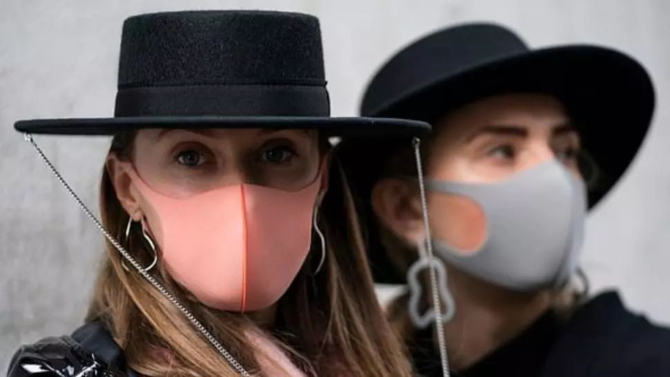 FOTO Masca pentru epidemia de coronavirus, în vogă la festivalurile de modă