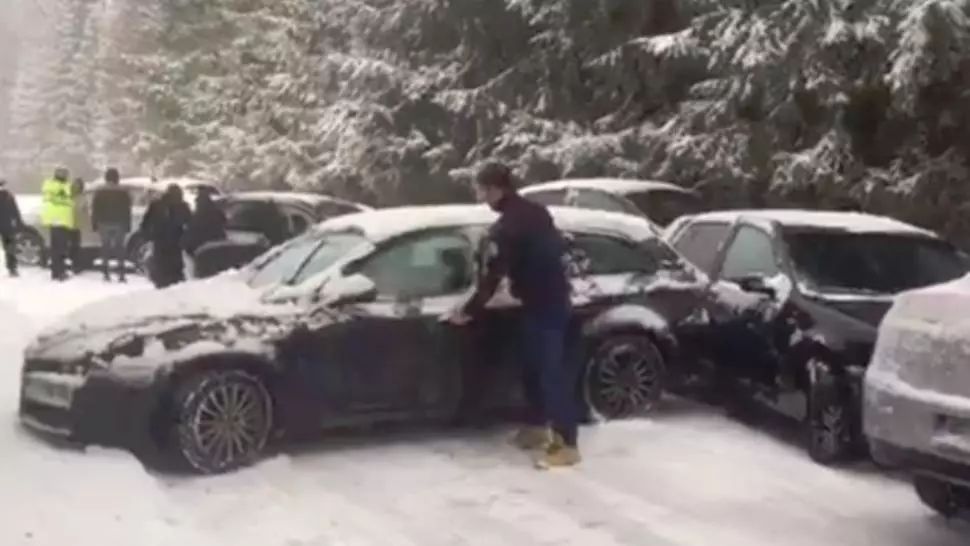 Drumul spre cota 1400 Sinaia a fost închis. 20 de mașini blocate 