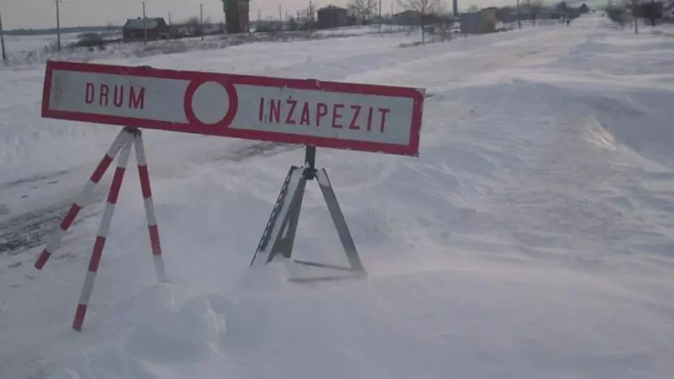 Capitala, sub nămeți, după doar o noapte de ninsoare. Tramvaie blocate, străzi impracticabile