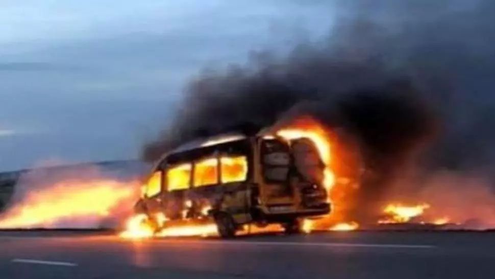 La un pas de tragedie! Un microbuz de călători a ars complet în Iași