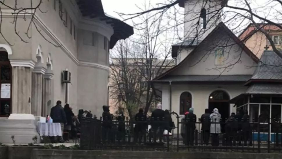 Bisericile și hipermarketurile, luate cu asalt de focșăneni, în această dimineață