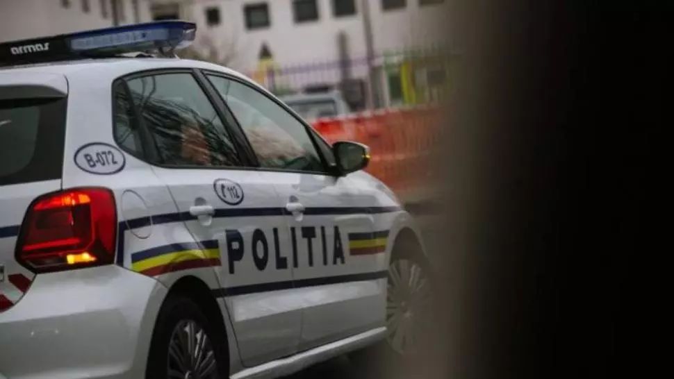 Microbuz păzit de poliție în fața unui hotel din Capitală. Peste 20 de oameni, fără apă și mâncare 