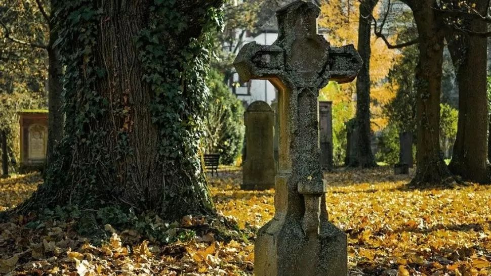 Un bărbat și-a dus tatăl mort la cimitir, într-un cărucior