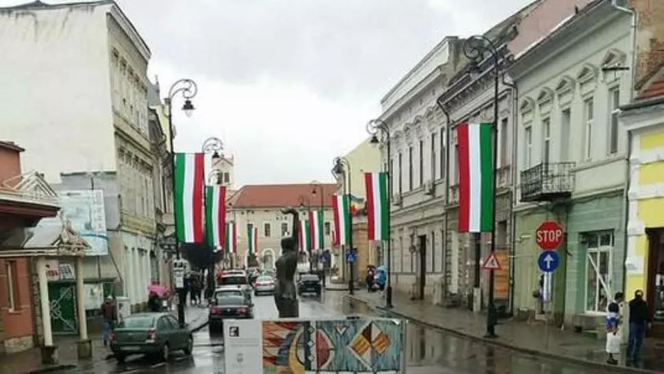 Primarul din Sfântu Gheorghe, amendat din nou pentru arborarea drapelului Ungariei Foto: Facebook/Alexandru Bondaret