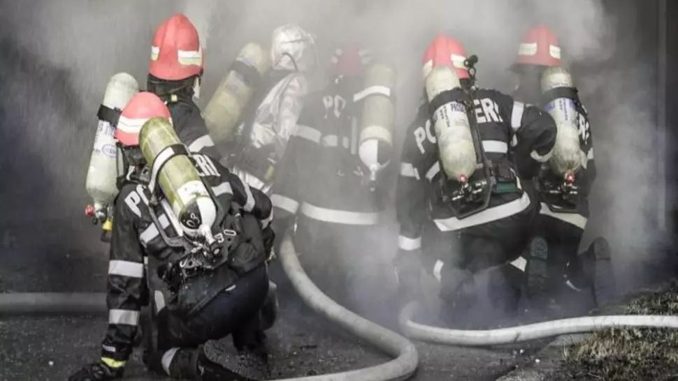 6 pompieri, în carantină după un incendiu la locuința unei persoane aflate în izolare