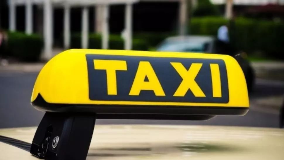 Taximetrist lovit de trei adolescenți, după neînțelegeri legate de tarif: incident violent în Mureș 