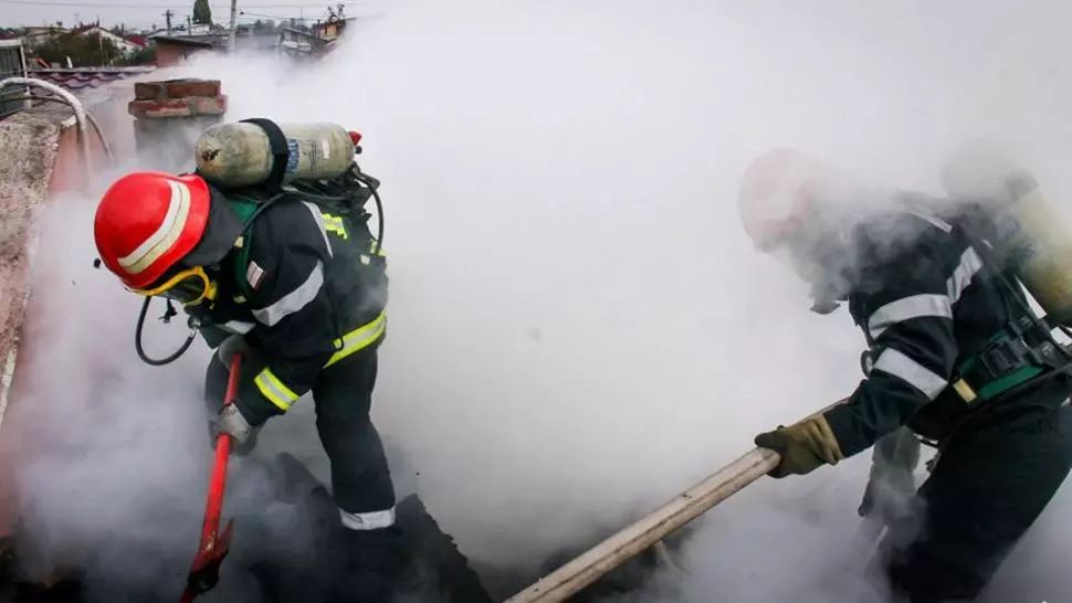 Incendiu la un depozit de mobilă din Câmpina