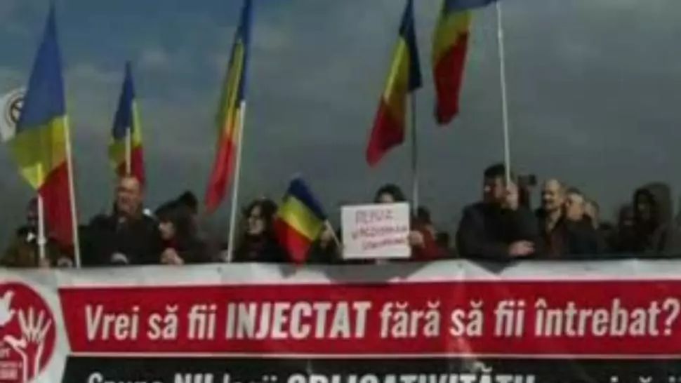 PROTEST în fața Parlamentului: zeci de români cer ca vaccinarea să nu devină obligatorie