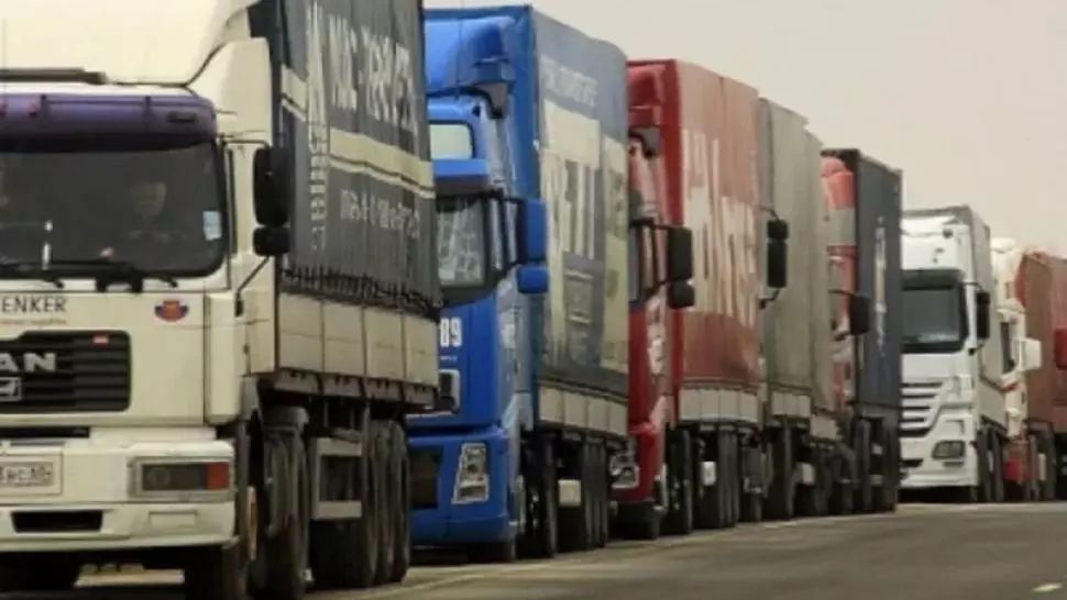 Coloană de TIR-uri