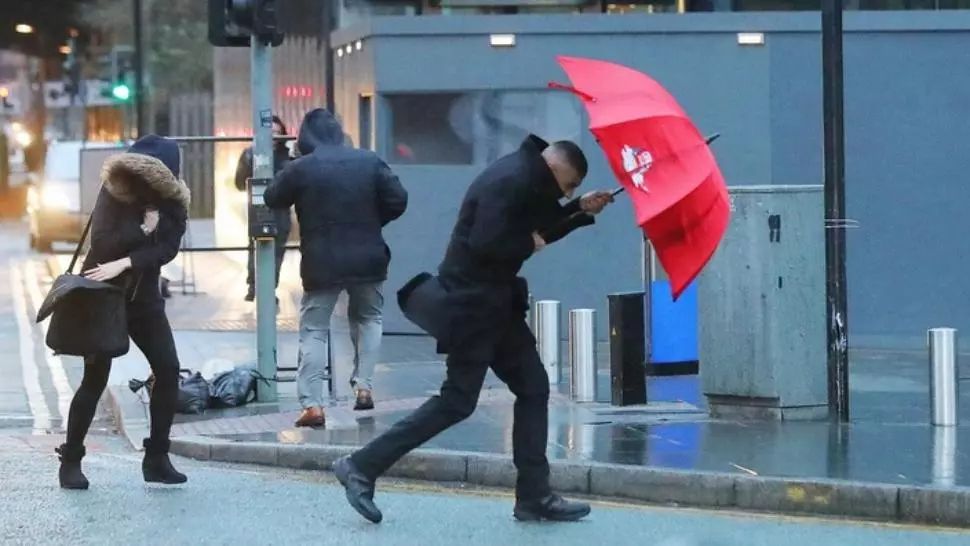 COD GALBEN de vijelii. Avertizare meteo de vreme deosebit de rea: rafale de peste 100 km/h