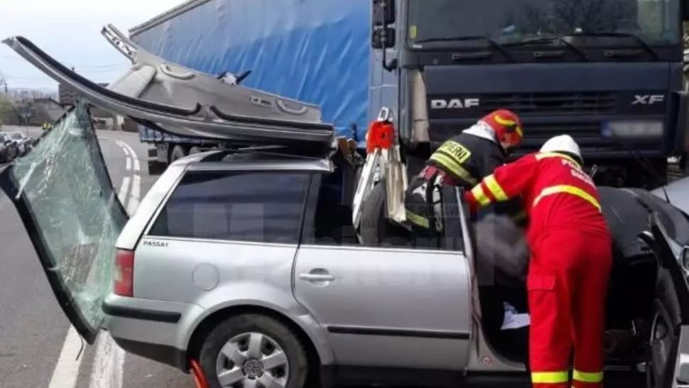 Impact nimicitor între un TIR și un autoturism, în jud. Suceava: o victimă
