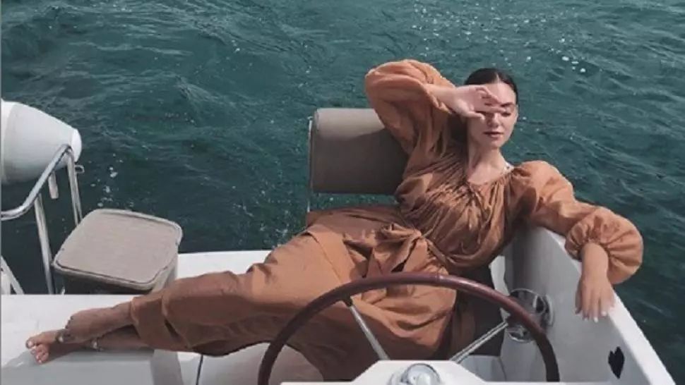 Influencerul român care seamănă cu Keira Knightley face campanii pentru Louboutin și Dior