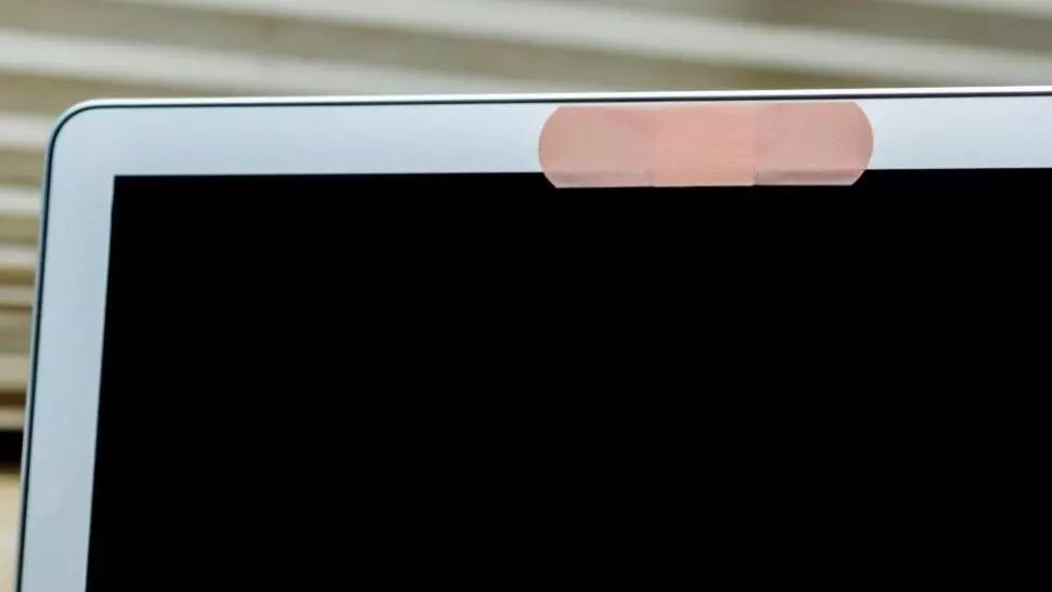 Lipiţi ceva peste CAMERELE VIDEO de la laptop, tabletă sau smartphone! Iată motivele