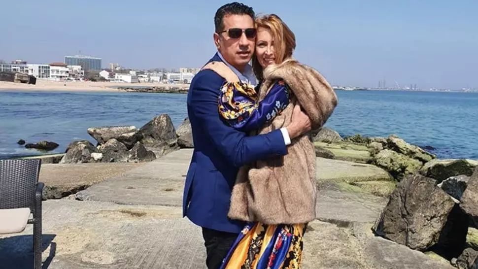 Fost senator, amendat după postarea unor poze în care petrece cu soția pe malul mării