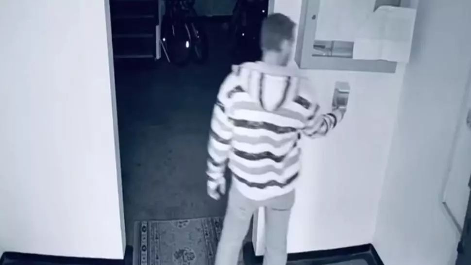 Bărbat filmat când fură un dozator cu dezinfectant dintr-o scară de bloc