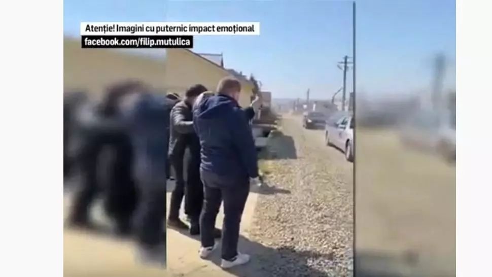 VIDEO - Imagini cu puternic impact emoțional - O familie din Suceava privește de la distanță cortegiul funerar