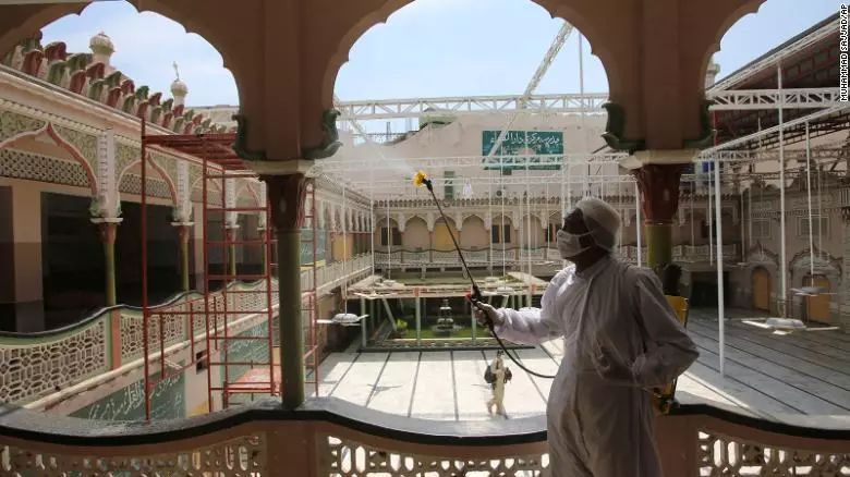 COVID-19. Ramadanul, în umbra pandemiei de CORONAVIRUS. Regulile STRICTE impuse musulmanilor Foto: CNN